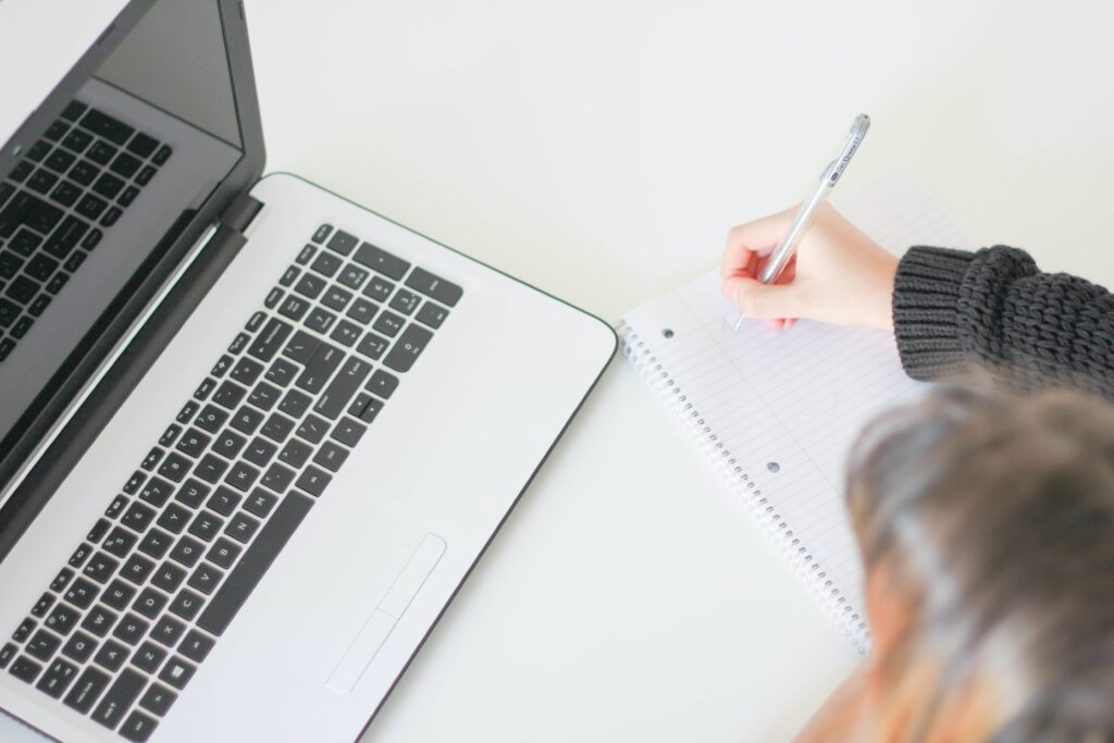 Photo showing a job seeker studying during an online class, and is for Kellie Nelson's Aspireship Success Story about her career journey from retail sales, to life insurance, to her new role as an SDR in SaaS Sales after graduating from Aspireship SaaS Sales Foundations sales training course. 