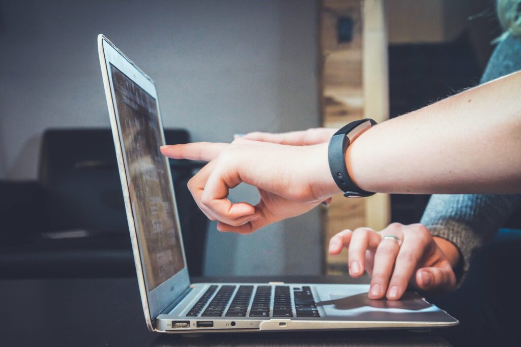 Photo of two people looking at a laptop computer, for Alijah Garvey's Aspireship Success Story blog about how she was able to achieve a career pivot from real estate to SaaS sales with the help of Aspireship's free sales training course and job placement program.